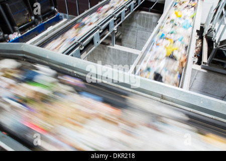 Vue brouillée de bandes transporteuses dans centre de recyclage Banque D'Images