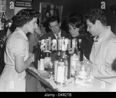 25 nov., 1960 - Londres, Angleterre, Royaume-Uni - deux fois Academy L'actrice Elizabeth Taylor (1932-2011) dispose d'un verre au bar de l'aéroport avec son mari, le chanteur EDDIE FISHER, avant de partir pour Paris. (Crédit Image : © Keystone Photos USA) Banque D'Images