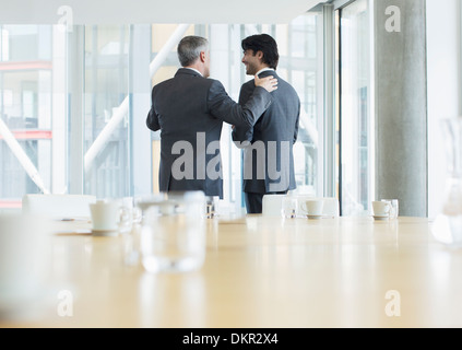 Businessmen talking in meeting Banque D'Images