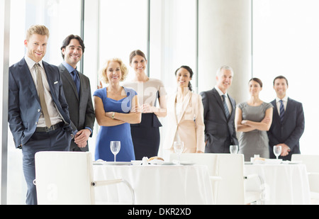Les gens d'affaires smiling in restaurant Banque D'Images