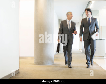 Businessmen talking in office corridor Banque D'Images