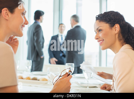 Businesswomen talking in restaurant Banque D'Images