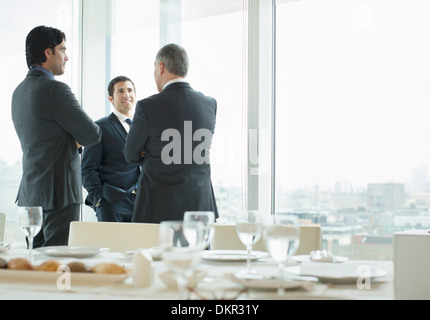 Businessmen talking in restaurant Banque D'Images