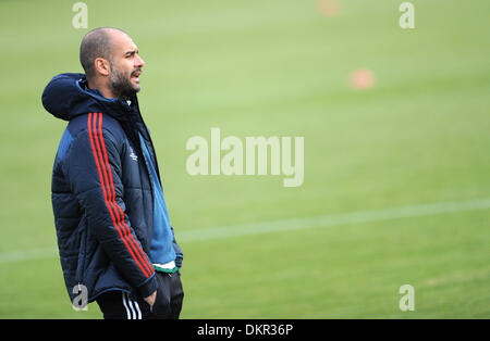Munich, Allemagne. 09Th Dec, 2013. FC Bayern Munich's head coach Pep Guardiola donne des instructions au cours d'une session de formation à Munich, Allemagne, 09 décembre 2013. FC Bayern Munich fera face à Manchester City dans la Ligue des Champions de football match de groupe le 10 décembre 2013. Photo : Andreas GEBERT/dpa/Alamy Live News Banque D'Images
