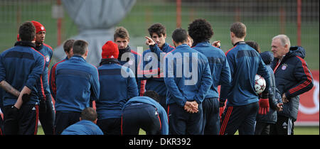 Munich, Allemagne. 09Th Dec, 2013. L'équipe du FC Bayern Munich joueurs se rassemblent pour une discussion au cours d'une session de formation à Munich, Allemagne, 09 décembre 2013. FC Bayern Munich fera face à Manchester City dans la Ligue des Champions de football match de groupe le 10 décembre 2013. Photo : Andreas GEBERT/dpa/Alamy Live News Banque D'Images