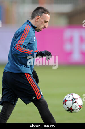 Munich, Allemagne. 09Th Dec, 2013. FC Bayern Munich, Franck Ribery joue la balle au cours d'une session de formation à Munich, Allemagne, 09 décembre 2013. FC Bayern Munich fera face à Manchester City dans la Ligue des Champions de football match de groupe le 10 décembre 2013. Photo : Andreas GEBERT/dpa/Alamy Live News Banque D'Images