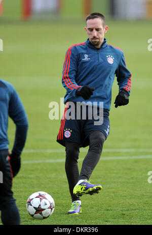 Munich, Allemagne. 09Th Dec, 2013. FC Bayern Munich, Franck Ribery joue la balle au cours d'une session de formation à Munich, Allemagne, 09 décembre 2013. FC Bayern Munich fera face à Manchester City dans la Ligue des Champions de football match de groupe le 10 décembre 2013. Photo : Andreas GEBERT/dpa/Alamy Live News Banque D'Images