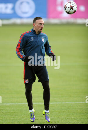 Munich, Allemagne. 09Th Dec, 2013. FC Bayern Munich, Franck Ribery joue la balle au cours d'une session de formation à Munich, Allemagne, 09 décembre 2013. FC Bayern Munich fera face à Manchester City dans la Ligue des Champions de football match de groupe le 10 décembre 2013. Photo : Andreas GEBERT/dpa/Alamy Live News Banque D'Images
