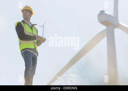 Travailleur par les éoliennes dans le paysage rural Banque D'Images