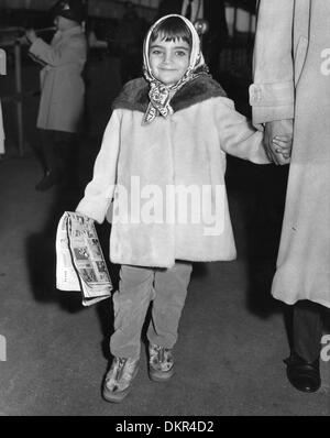 Décembre 17, 1962 - Londres, Angleterre, Royaume-Uni - LIZA TODD, fille de l'actrice Academy Elizabeth "Liz" Taylor, est arrivé à Londres pour aller passer les vacances de Noël avec sa mère. (Crédit Image : © Keystone Photos USA) Banque D'Images