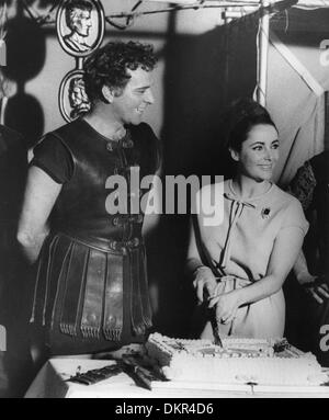 28 févr. 1963 - Londres, Angleterre, Royaume-Uni - Academy film primé légende ELIZABETH Taylor a célébré son 31e anniversaire à Pinewood Studios, avec son mari RICHARD BURTON. Sur la photo : Liz Taylor coupe le gâteau avec un gladiator sword. (Crédit Image : © Keystone Photos USA) Banque D'Images