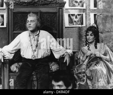 Le 8 août, 1966 - Rome, Italie - l'Académie l'actrice ELIZABETH TAYLOR co-stars avec son cinquième mari RICHARD BURTON dans le film 'Le Tragical History of Dr. Faust.' Burton jouera le Dr Faust et Taylor agit comme le rôle d'Hélène de Troie. (Crédit Image : © Keystone Photos USA) Banque D'Images