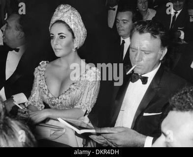 5 octobre, 1966 - Rome, Italie - l'Académie l'actrice ELIZABETH "Liz" TAYLOR (1932-2011) avec cinquième mari RICHARD BURTON à l'occasion d'une cérémonie à l'théâtre Sistina. Le couple a reçu le Maschere d'Argento (masque d'argent), pour le meilleur film non-italiens. (Crédit Image : © Keystone Photos USA) Banque D'Images