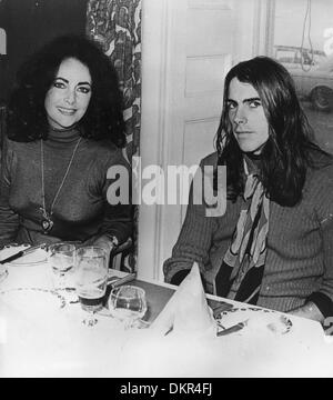 24 novembre 1975 - Aberystwyth, Pays de Galles, Royaume-Uni - Académie l'actrice Elizabeth Taylor a déjeuner avec son fils hippie Michael Wilding, JR. Au cours de leur première visite en six ans. (Crédit Image : © Keystone Photos USA) Banque D'Images