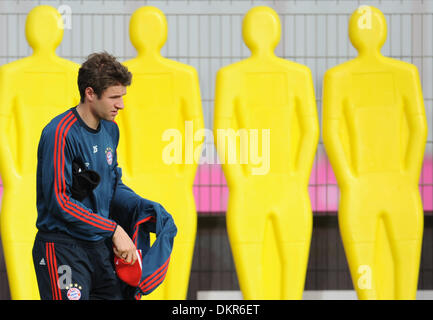 Munich, Allemagne. 09Th Dec, 2013. FC Bayern Munich's Thomas Mueller arrive à une session de formation à Munich, Allemagne, 09 décembre 2013. FC Bayern Munich fera face à Manchester City dans la Ligue des Champions de football match de groupe le 10 décembre 2013. Photo : Andreas GEBERT/dpa/Alamy Live News Banque D'Images