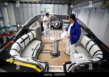 Un Rivarama super yacht en construction à l'usine de Riva à Sarnico, Italie. Banque D'Images