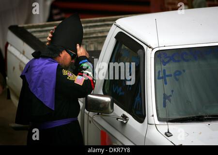 22 novembre 2009 - Oxford, MS, USA - Sat, 21 Nov 09. (BLbike1) Photo par Brad Luttrell. Un membre du Ku Klux Klan vérifie sa capuche dans le reflet d'un camion du KKK conduit en campus à un rassemblement au KKK Fulton chapelle le samedi en protestation du Chancelier Dan Jones' décision d'interdire la lecture de ''From Dixie avec amour'' au cours des jeux. Le KKK a 11 membres à la manifestation, qui a duré 10 Banque D'Images