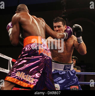 Dec 05, 2009 - La Ville de l'Atlantique, New Jersey, USA - 2009 - boxe dans la lutte contre l'action PAUL 'PUNISHER' WILLIAMS (mauve avec garniture orange) se connecte à un droit à la tête de SERGIO 'MARVALLIA' MARTINEZ (bleu avec des garnitures blanches) au cours de vrais champions lutte à la Adrian Phillips Ballroom de Boardwalk Hall historique dans la nuit de samedi à Atlantic City (New Jersey), champion du monde de deux divisions Paul Wil Banque D'Images