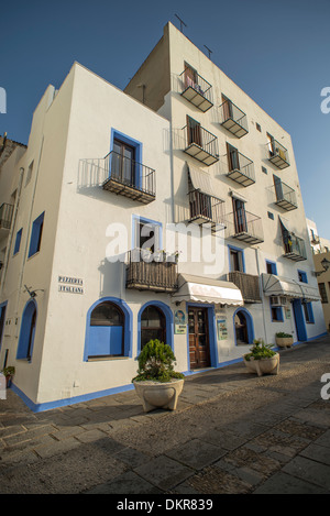 Et étroites façades blanches de la vieille ville fortifiée de Peñíscola, Castellón, Espagne Banque D'Images