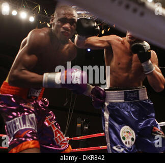 Dec 05, 2009 - La Ville de l'Atlantique, New Jersey, USA - 2009 - Boxe Lutte Dans ARVALLIA" action "SERGIO MARTINEZ (bleu avec des garnitures blanches) se connecte à un droit à la tête de PAUL "LE PUNISHER" WILLIAMS (mauve avec garniture orange) au cours de vrais champions lutte à la Adrian Phillips Ballroom de Boardwalk Hall historique dans la nuit de samedi à Atlantic City (New Jersey), champion du monde de deux divisions Paul Wil Banque D'Images