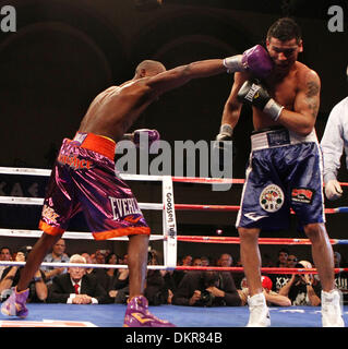 Dec 05, 2009 - La Ville de l'Atlantique, New Jersey, USA - 2009 - boxe dans la lutte contre l'action PAUL 'PUNISHER' WILLIAMS (mauve avec garniture orange) se connecte à l'aide d'une règle droite pour le menton de SERGIO 'MARVALLIA' MARTINEZ (bleu avec des garnitures blanches) au cours de vrais champions lutte à la Adrian Phillips Ballroom de Boardwalk Hall historique dans la nuit de samedi à Atlantic City (New Jersey), champion du monde de deux divisions Banque D'Images