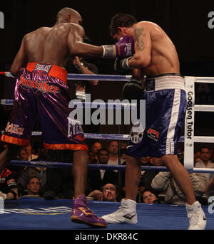 Dec 05, 2009 - La Ville de l'Atlantique, New Jersey, USA - 2009 - boxe dans la lutte contre l'action PAUL 'PUNISHER' WILLIAMS (mauve avec garniture orange) se connecte à un droit à la partie supérieure du corps de SERGIO 'MARVALLIA' MARTINEZ (bleu avec des garnitures blanches) au cours de vrais champions lutte à la Adrian Phillips Ballroom de Boardwalk Hall historique dans la nuit de samedi à Atlantic City (New Jersey), champion du monde de deux divisions Pa Banque D'Images