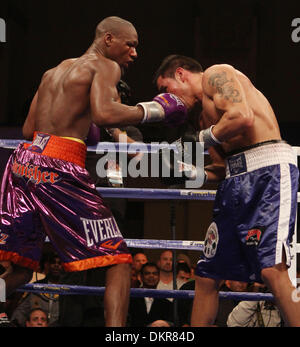 Dec 05, 2009 - La Ville de l'Atlantique, New Jersey, USA - 2009 - boxe dans la lutte contre l'action PAUL 'PUNISHER' WILLIAMS (mauve avec garniture orange) se connecte avec un uppercut à la tête de SERGIO 'MARVALLIA' MARTINEZ (bleu avec des garnitures blanches) au cours de vrais champions lutte à la Adrian Phillips Ballroom de Boardwalk Hall historique dans la nuit de samedi à Atlantic City (New Jersey), champion du monde de deux divisions Paul Banque D'Images