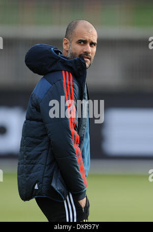 Munich, Allemagne. 09Th Dec, 2013. FC Bayern Munich's head coach Pep Guardiola arrive à une session de formation à Munich, Allemagne, 09 décembre 2013. FC Bayern Munich fera face à Manchester City dans la Ligue des Champions de football match de groupe le 10 décembre 2013. Photo : Andreas GEBERT/dpa/Alamy Live News Banque D'Images