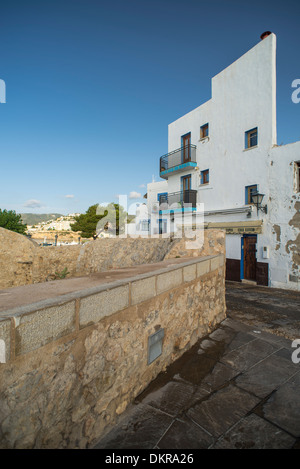 Et étroites façades blanches de la vieille ville fortifiée de Peñíscola, Castellón, Espagne Banque D'Images