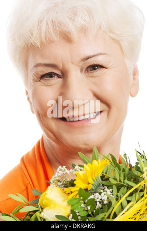 Une vieille femme avec bouquet de fleurs. Isolé sur blanc. Banque D'Images