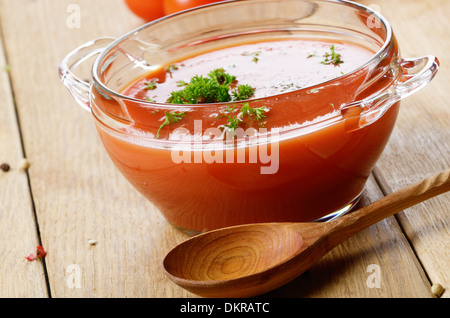 Gaspacho de tomates maison soupe dans un bol en verre. Concept de saine alimentation. Banque D'Images