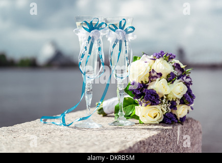 Verres de Champagne et bouquet de mariée Banque D'Images