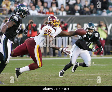 29 Nov 2009 - Philadelphie, Pennsylvanie, USA - Redskin's Fred Davis ne peut pas l'attraper le pas comme il est défendu par l'Aigle (50) WITHERSPOON (L) et (39) QUINTIN DEMPS au quatrième trimestre au cours des Redskins de Washington et Philadelphie Eagles de Philadelphie en jeu. Les aigles ont remporté 27 - 24. (Crédit Image : © Jay Gorodetzer/ZUMA Press) Banque D'Images
