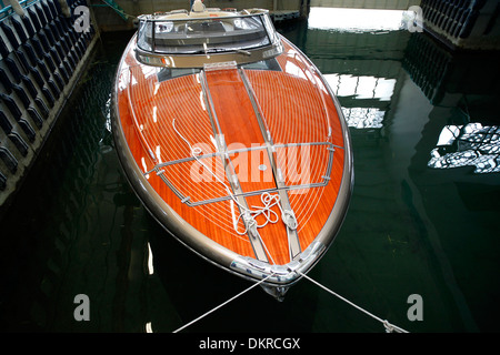 Un super yacht Rivarama test attend à l'usine de Riva sur le lac d'Iseo à Sarnico, Italie. Banque D'Images