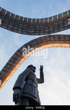 L'Angleterre, dans le Warwickshire, Coventry, Sir Frank Whittle, statue et les Arches Whittle Banque D'Images