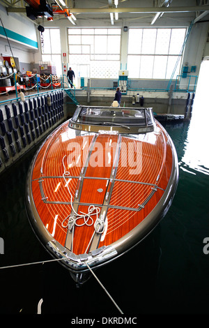 Un super yacht Rivarama test attend à l'usine de Riva sur le lac d'Iseo à Sarnico, Italie. Banque D'Images