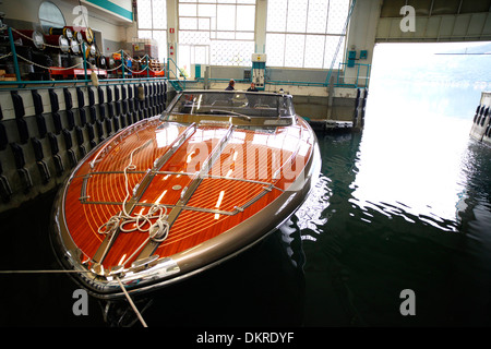 Un super yacht Rivarama test attend à l'usine de Riva sur le lac d'Iseo à Sarnico, Italie. Banque D'Images