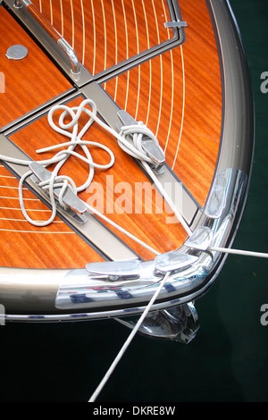 Un super yacht Rivarama test attend à l'usine de Riva sur le lac d'Iseo à Sarnico, Italie. Banque D'Images
