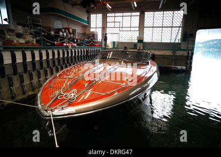Un super yacht Rivarama test attend à l'usine de Riva sur le lac d'Iseo à Sarnico, Italie. Banque D'Images