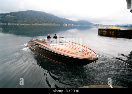 Un super yacht Rivarama près de l'usine sur un Riva Iseo du lac Misty à Sarnico, Italie. Banque D'Images