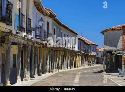 Ampudia Palencia Castille Castille Leon Province colonnes architecture paysage historique Old Pueblo Espagne Europe street Banque D'Images