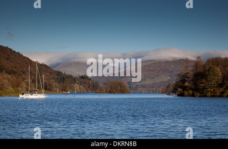 Bateaux à voile à Windermere de nuages bas au-dessus des montagnes de Lakeland, Lake District, Cumbria Banque D'Images