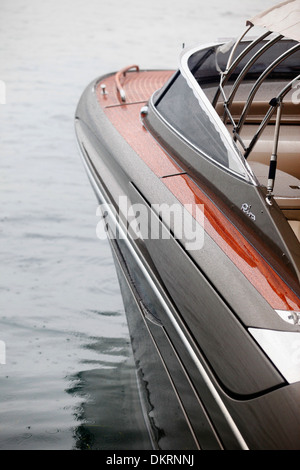 Un super yacht Rivarama près de l'usine sur un Riva Iseo du lac Misty à Sarnico, Italie. Banque D'Images