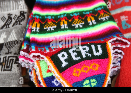 Chapeau tricoté péruvien qui est multi colored & tricoté avec un schéma traditionnel, Lima, Pérou. Banque D'Images
