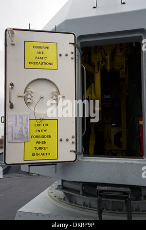 Sécurité anti-statique tourelle Panneau d'avertissement à bord du HMS Defender Pennant D36 Type 45 Destroyer Banque D'Images