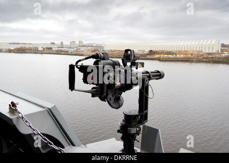 Le HMS Defender D36 sur le pont Machine Gun Banque D'Images