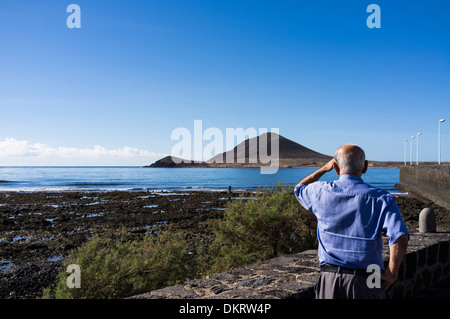 L'homme regardant la mer d'El Medano, Tenerife, Canaries, Espagne Banque D'Images