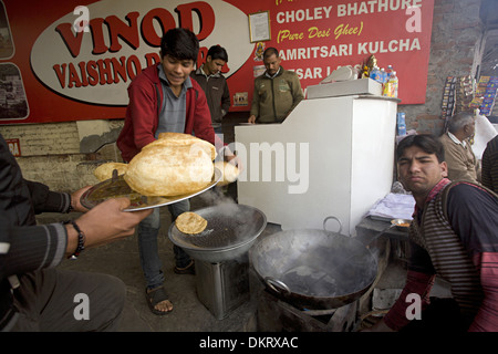 Chole bhature vendeur. Pois chiches épicés sont Chole et bhatoora est pain frit (faits de farine maida), Inde Banque D'Images