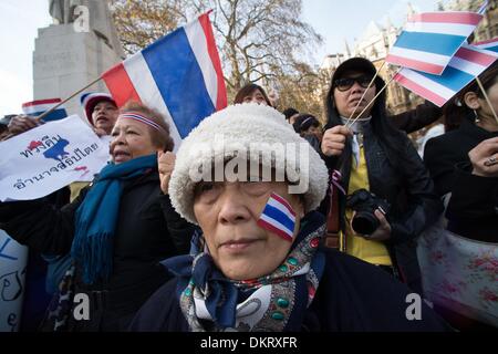 London, UK, UK. 9Th Mar, 2013. Les thaïlandais manifestent devant de la Chambre des Lords à l'appui de manifestations de masse contre le premier ministre Yingluck Shinawatra's crédit au gouvernement : Gail Orenstein/ZUMAPRESS.com/Alamy Live News Banque D'Images