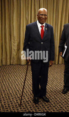 Johannesburg, Afrique du Sud. 9Th Mar, 2013. Ancien prisonnier de l'Île Roben, Andrew Mlangeni parle aux médias au sujet de son ami Nelson Mandela le 9 décembre 2013 à Johannesburg, Afrique du Sud. Le père de la Nation est décédé paisiblement le soir du 5 décembre 2013 à son domicile à Houghton en famille. Il sera enterré dans sa ville natale, Qunu, le 15 décembre 2013. Photo : Vathiswa Ruselo/Sowetan/Gallo Images/Alamy Live News Banque D'Images